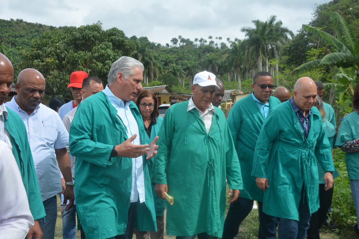 Se le puede ver en todas partes. Hoy en Guantánamo. #YoSigoAMiPresidente