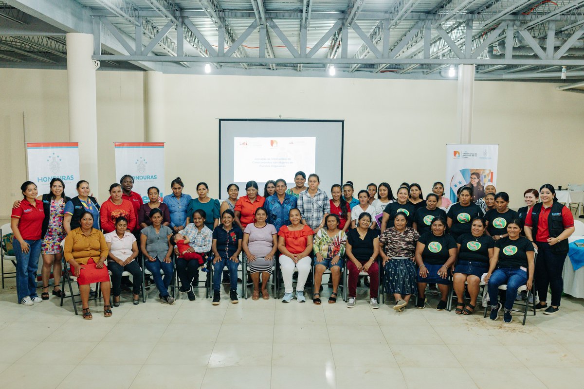 Sedesolhn's tweet photo. La @Sedesolhn realiza una jornada de intercambio de conocimientos interculturales con mujeres pertenecientes a pueblos originarios en La Paz, mediante la Unidad de Género, #CONAPOA y @semujer_hn, para impulsar la inclusión y el empoderamiento de al menos 5 mil mujeres. https://t.co/YG6QOJqzXA