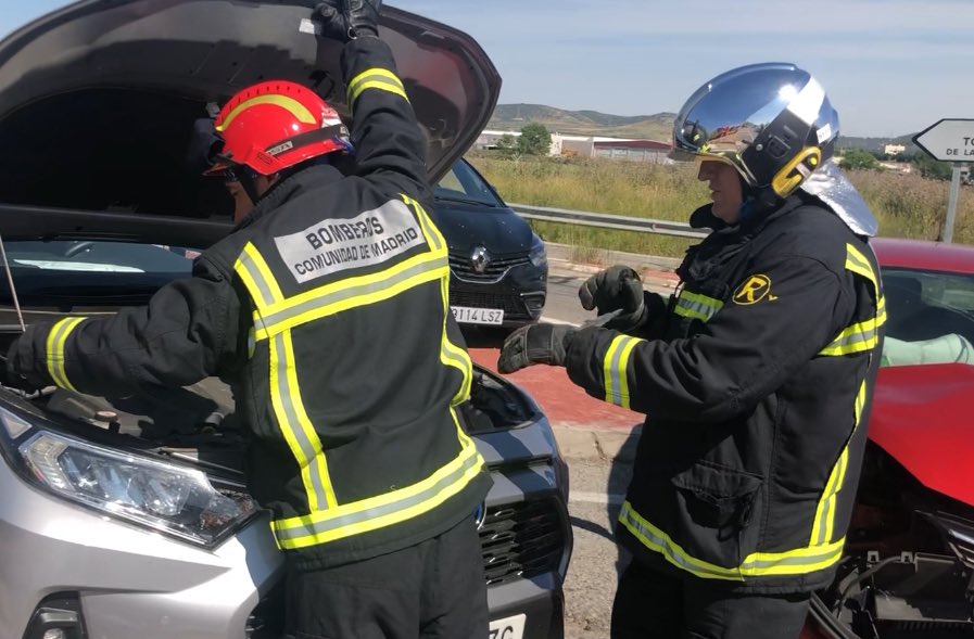 112cmadrid's tweet image. En #Loeches, los #BomberosCM del #P26 han tenido que intervenir por un fuerte alcance de dos turismos en la M-225. 

Afortunadamente las dos conductoras han resultado heridas leves, según #SUMMA112.

También ha intervenido @guardiacivil