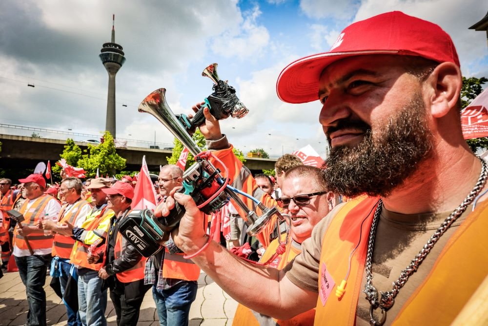 2000 Warnstreikende waren es heute zu Spitzenzeiten bei unserer Demo in Düsseldorf. ➡️ Weitere Eindrücke vom siebten Streiktag am #Bau: igbau.de/Warnstreik-sie… Fotos: Thomas Range