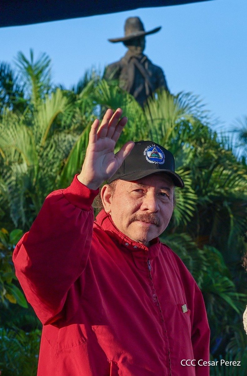 Una excelente foto, tomada al Presidente de #Nicaragua, comandante Daniel Ortega, en ocasión del aniversario natal del General Sandino, en la Plaza de Managua.