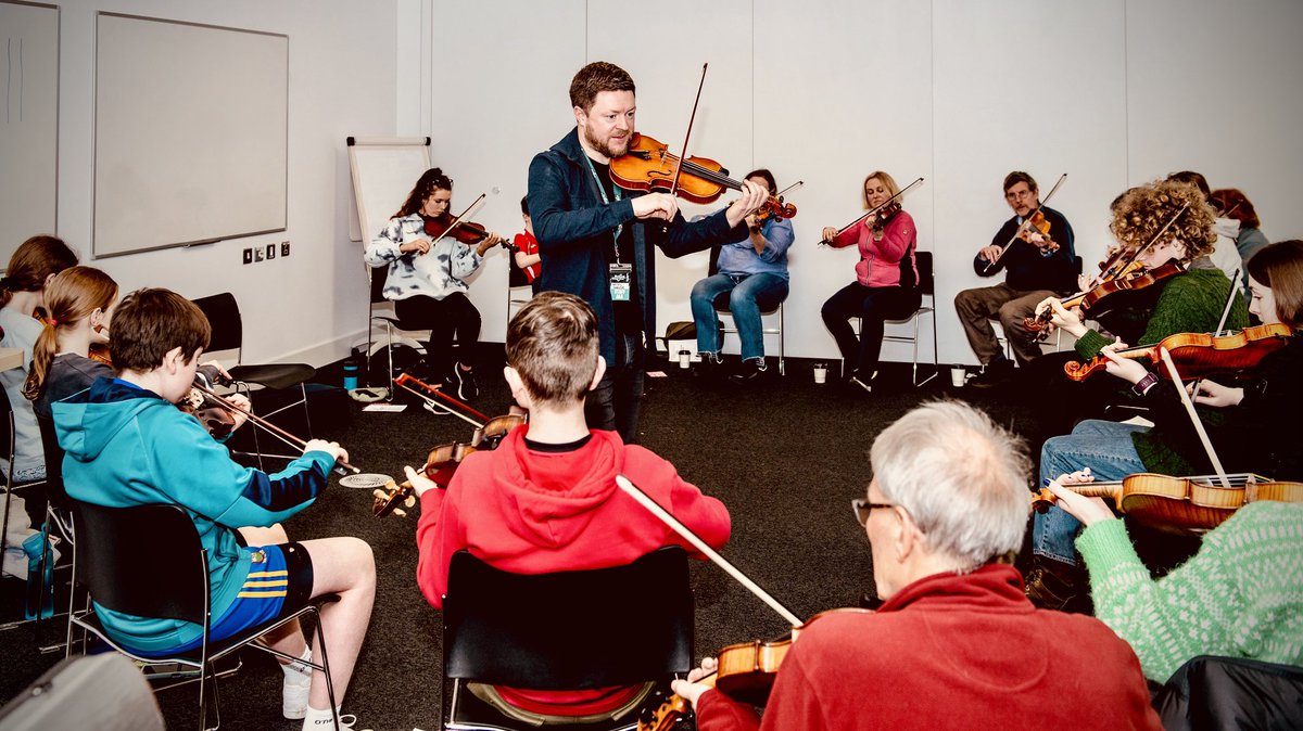Fiddle workshops at our Winter Weekend with Artistic Director @doconnormusic in @UlsterUni Check out our Summer School tutors here belfasttraditionalmusic.com #embraceagiantspirit