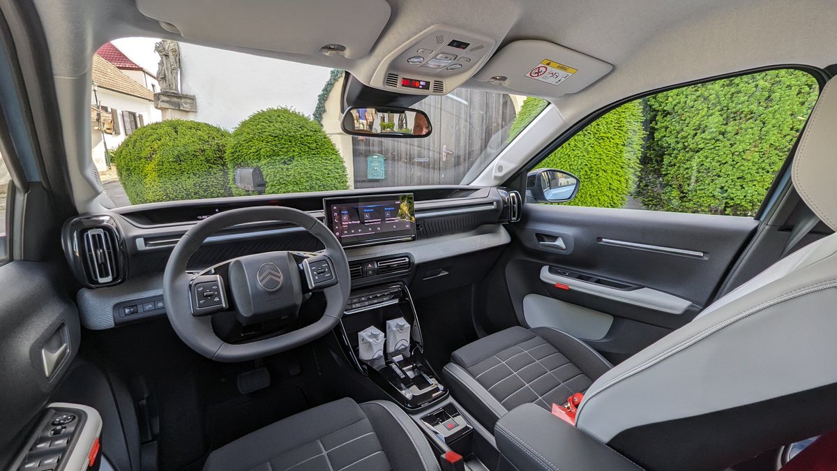 JBPssx's tweet image. En fait la question qui me vient à l&apos;esprit après 140 km en ë-C3 c&apos;est : comment est-ce que Peugeot compte vendre une E-208 10 000 euros plus cher ?