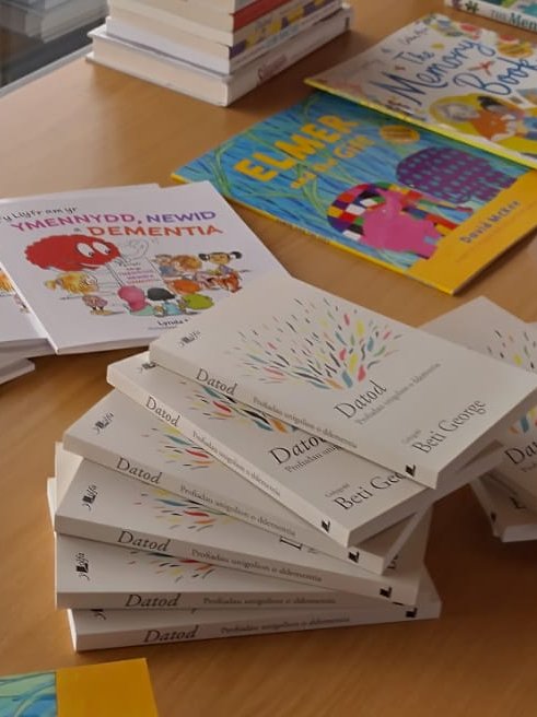 Braint oedd mynychu lansiad #DarllenYnWell ar gyfer dementia heddiw gyda <a href="/readingagency/">The Reading Agency</a>.

Dyma lyfrau wedi eu dewis gan bobl sy'n byw gyda dementia, gofalwyr a gweithwyr iechyd.

Ry'n ni'n falch o gefnogi'r cynllun drwy sicrhau darpariaeth Gymraeg.

➡️reading-well.org.uk/dementia