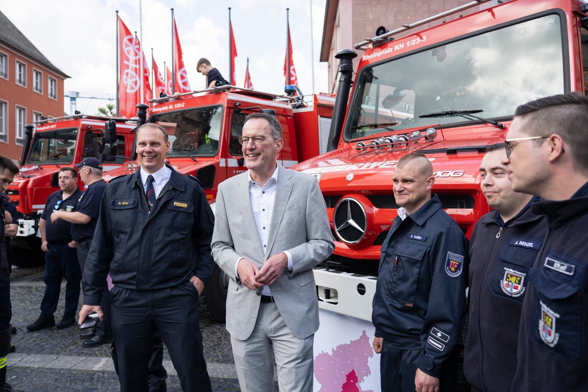 innen_rlp's tweet photo. Innenminister Michael #Ebling hat die acht neuen Tanklöschfahrzeuge (TLF 3000) an die Kommunen übergeben. 🚒Die geländegängigen &amp; watfähigen Fahrzeuge sind durch ihre spezielle Zusatzausstattung gerade für die Waldbrandbekämpfung besonders geeignet. 🔗 https://t.co/50O0GX3NsP https://t.co/nQ5NR6PLO6