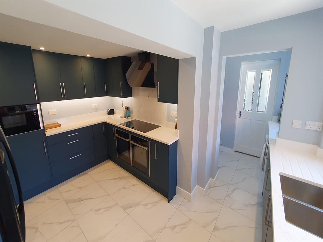 hodge_ltd's tweet photo. A recent kitchen renovation carried out in May 2024. The room needed a full rewiring and then a re-plaster. We then completely decorated and fitted brand new kitchen units on new floor tiles. #NewKitchen #FittedKitchen #KitchenRenovations https://t.co/3VDga4FPCc
