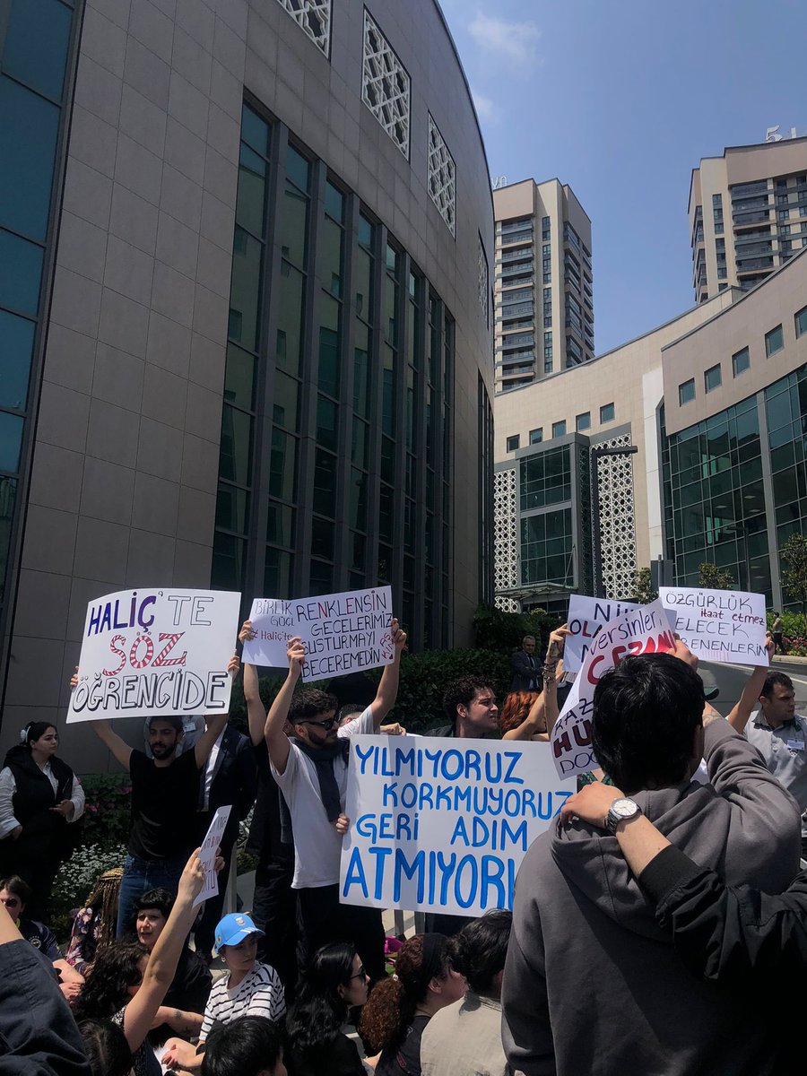 Bize öğrenciden #çok müşteri, hatta dilenci muamelesi yapan rektörümüz, bizimle iletişime geçmek şöyle dursun, anayasal hakkımızı kullanarak yapacağımız yürüyüş için bizi tehdit etti. <a href="/erolozvar/">Erol Özvar</a> #nowanahaber #HaliçteSözÖğrencide #HaliçÜniversitesi #haliçbirarada <a href="/HUsozogrencide/">#HaliçteSözÖğrencide</a>