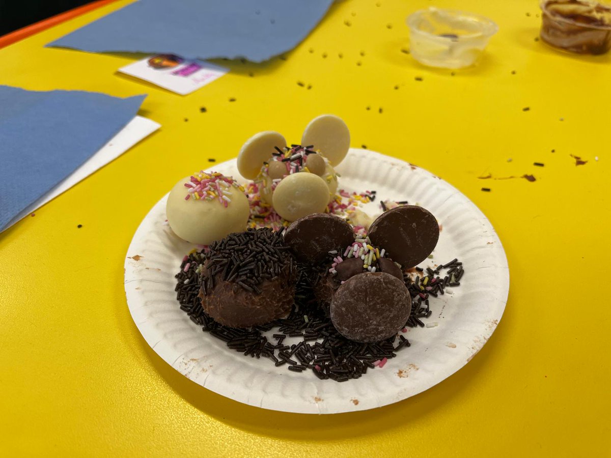 Y4 Giraffes had a brilliant morning making chocolate with the Chocolate Museum linked to their class reader Charlie and the Chocolate factory; food chains and sustainable food sources! Brains and tummies delighted! #chocolatemuseum #SustainableAgriculture #readingforpleasure