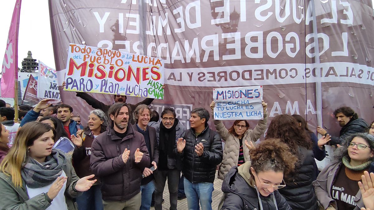 🔴 #AHORA | Diputados Nacionales del Frente de Izquierda acompañan la manifestación frente al #Congreso en el Paro Nacional Docente. ¡Todo el apoyo a la lucha docente de Misiones! ✊🏻🥼