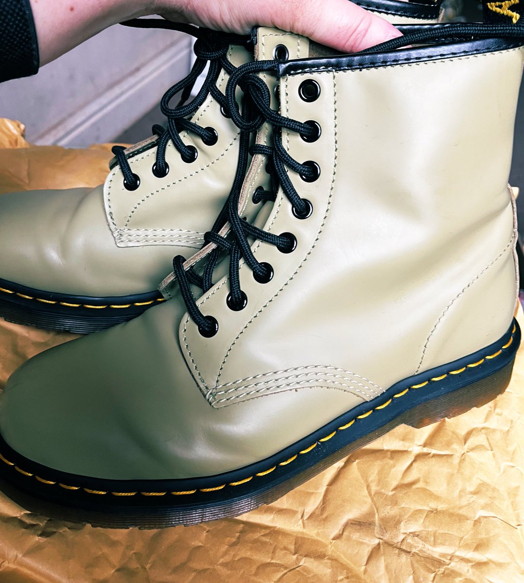 BombsandBubbles's tweet image. Oopppsssiiieeee… I may have just received an early birthday pressie off the big one! How flipping beaut are these?

I may not be as addicted to @drmartens as much as @tiffanyjbudd but another pair to my collection is always a good idea! 

#BootAddict #OliveGreen