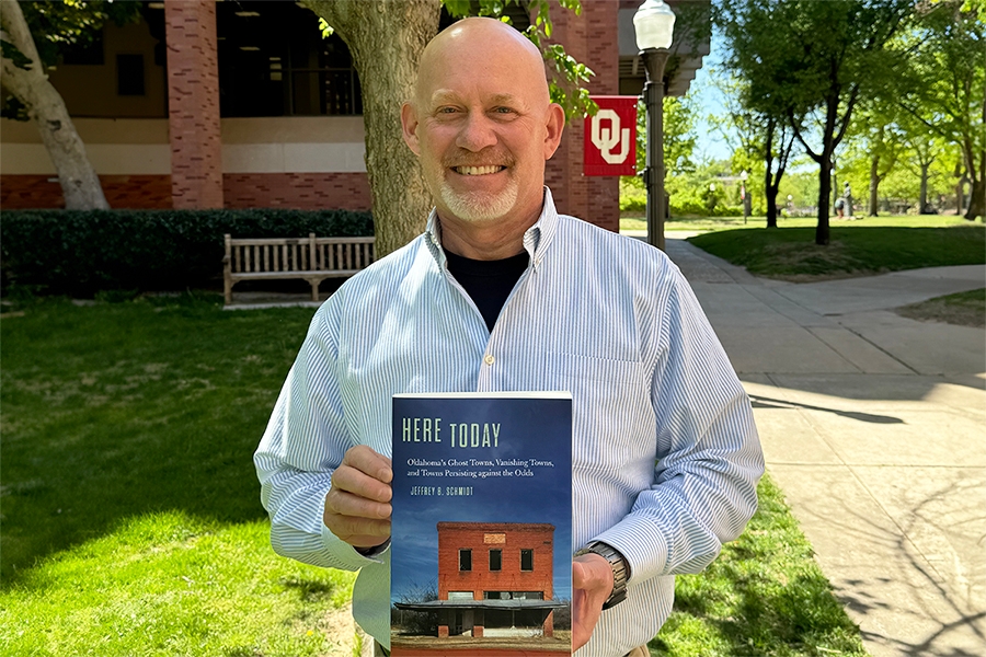 𝐇𝐨𝐭 𝐨𝐟𝐟 𝐭𝐡𝐞 𝐩𝐫𝐞𝐬𝐬! 📚 After years of research and a lifetime of fascination from ghost towns, Dr. Jeffrey Schmidt from @OUPriceCollege has published a book that explores 100 interesting towns from the panhandle to the Red River. Learn more: link.ou.edu/3USS19t