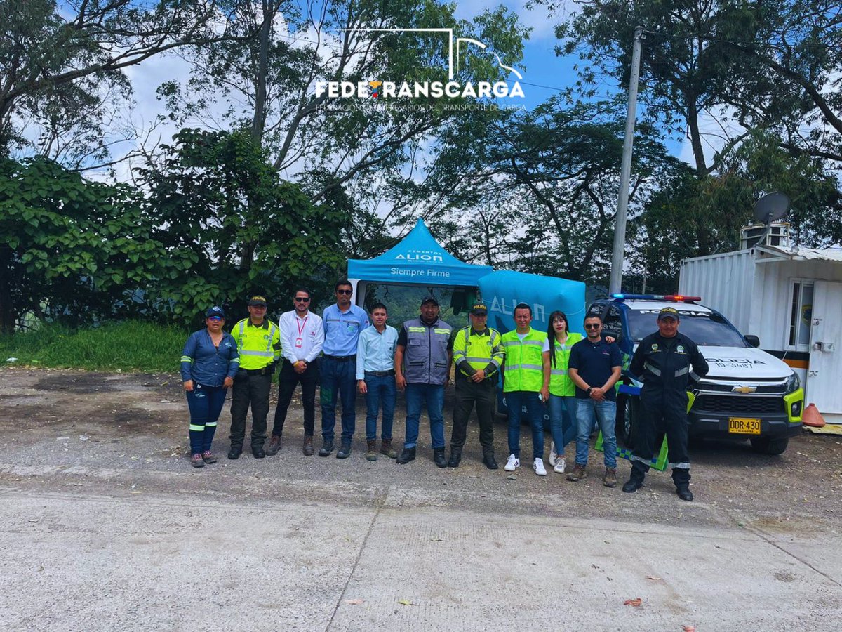 fedetranscarga's tweet photo. #AEstaHora #Fedetranscarga se encuentra en el Alto del Trigo realizando la tercera etapa de #MisionSeguridadVial en compañía de #Coltanques, #Labs #FLcolombia #Alión @SosContingenci y #SETRA #Cundinamarca. La misión de hoy consiste en consejos de conducción y revisión mecánica y descensos peligrosos.