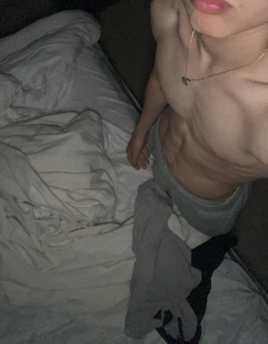 marcusisbig's tweet photo. Who wanna be on my bed rn horny af https://t.co/VxhBfAnZm3
