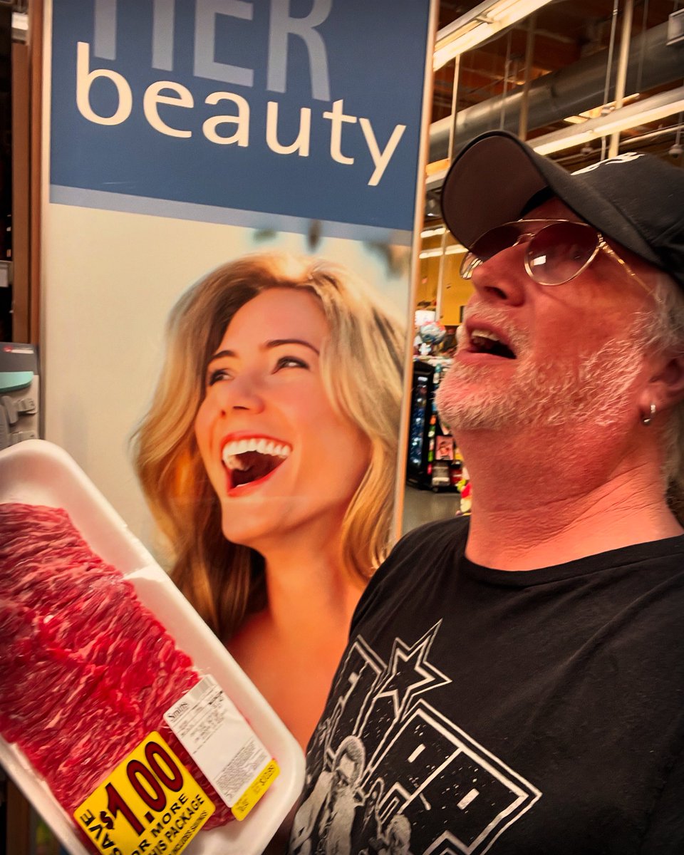 realizzypresley's tweet photo. Hey baby, I’ve got some meat for your tacos. Oh we are laughing. Ok sugartits, let’s go home. #thiscouldbeus #cutthatmeat https://t.co/2EkNBZ7EPI