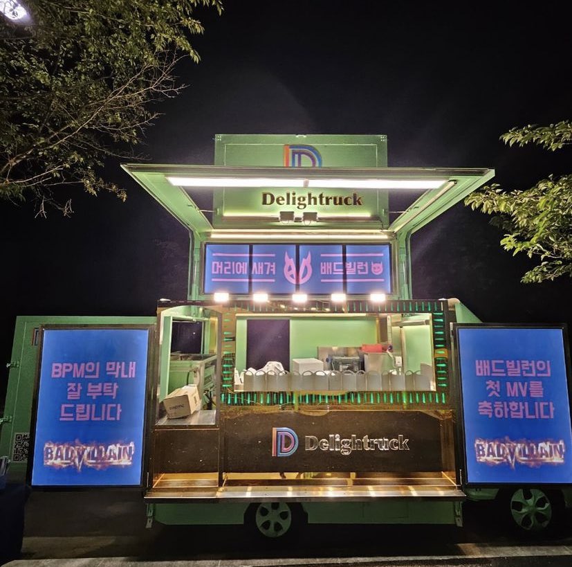 YOUNGCHLOEBR's tweet photo. #INFO Aparentemente, o BADVILLAIN começou a filmar seu MV há três dias. Foram encomendados food trucks da Delight para o local das filmagens.
#CHLOE #클로이 #ChloeYoung #클로이영 #BADVILLAIN #배드빌런 #OVERSTAP @BADVILLAIN_BPM https://t.co/SLVYnIA5wC