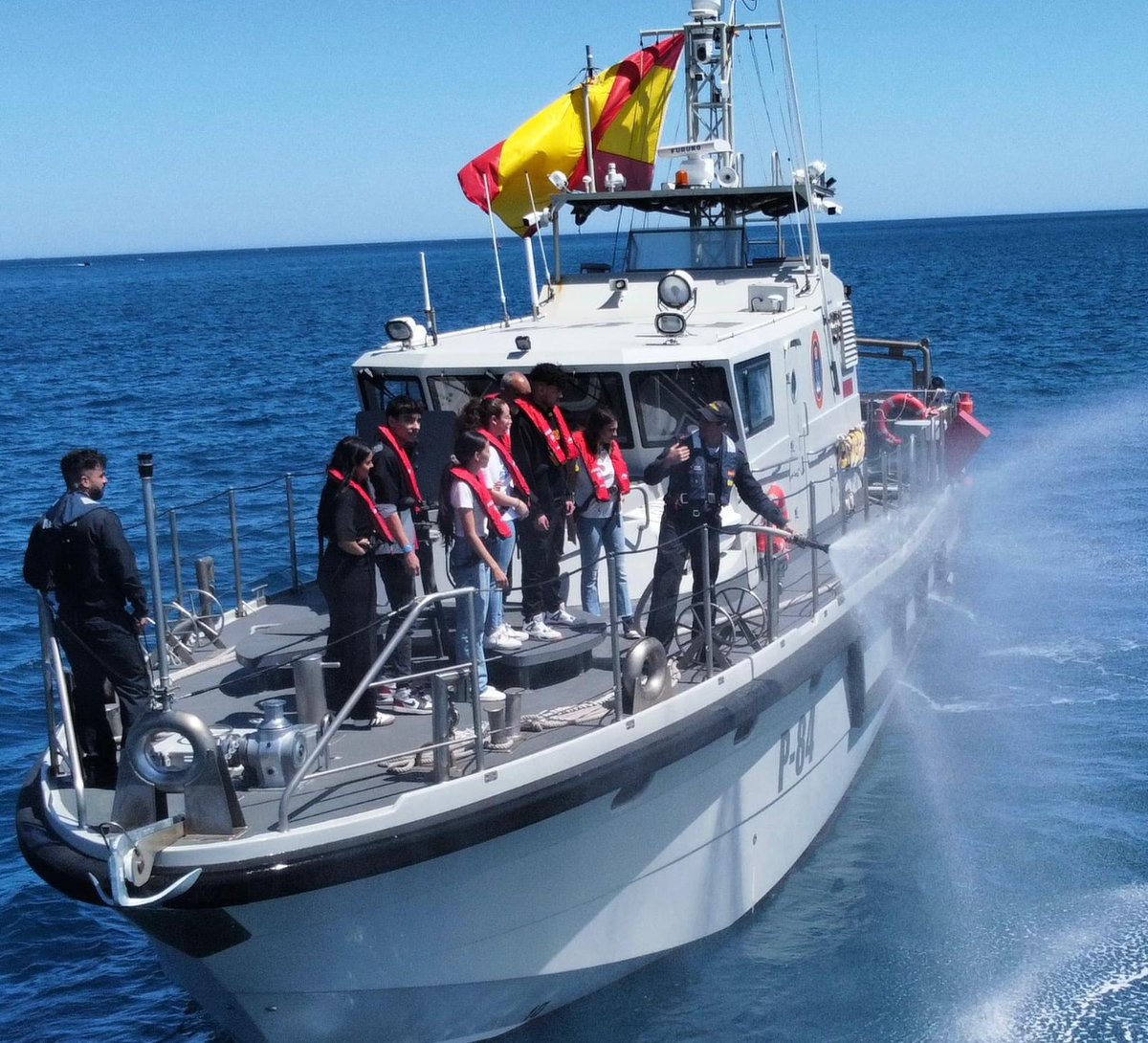 Armada_esp's tweet photo. El #IslaPinto también se unió ayer a los bautismos de mar con motivo del #DIFAS24. Una actividad coordinada por la #ComandanciaNaval de #Melilla.
¡Una gran oportunidad para conocernos un poco más de cerca!

#SomosLaArmada🇪🇸⚓ https://t.co/RjbDROHTWP