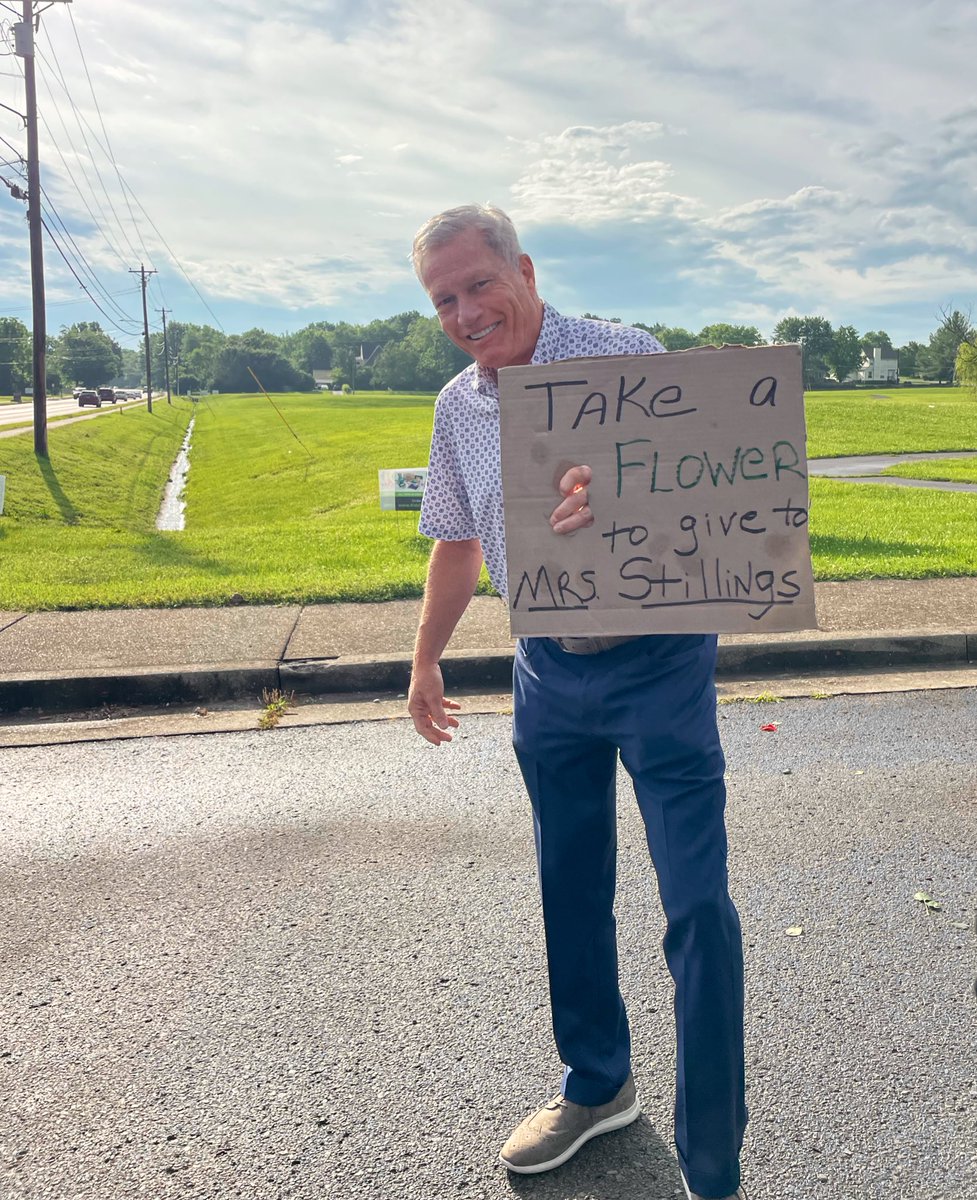 franklinspecial's tweet image. Board member Tim Stillings handing out flowers 🌺 to @fssdLES car riders as they entered the school driveway. Retiring teacher Melissa Stillings was surprised with a giant bouquet 💐 as she greeted students this morning on her last full day of work. 🥰 Thank you Mrs. Stillings!