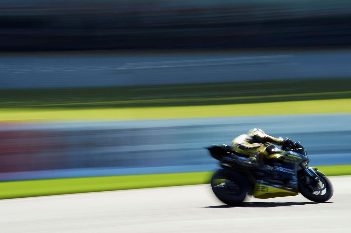 Difficult weekend at Donington... so probably best to skip this weeks race report and admire more of lbsnappers pretty pictures instead!.. 😅😝🤩 

Online here >>> motorcycleraceparts.co.uk/news/2024/05/s…