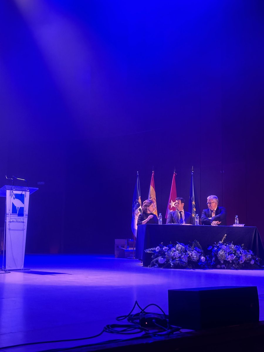 Qué emocionante poder celebrar hoy la graduación de nuestros 2Bachilleratos. Os echaremos de menos. Volad alto y convertíos en maravillosos adultos.