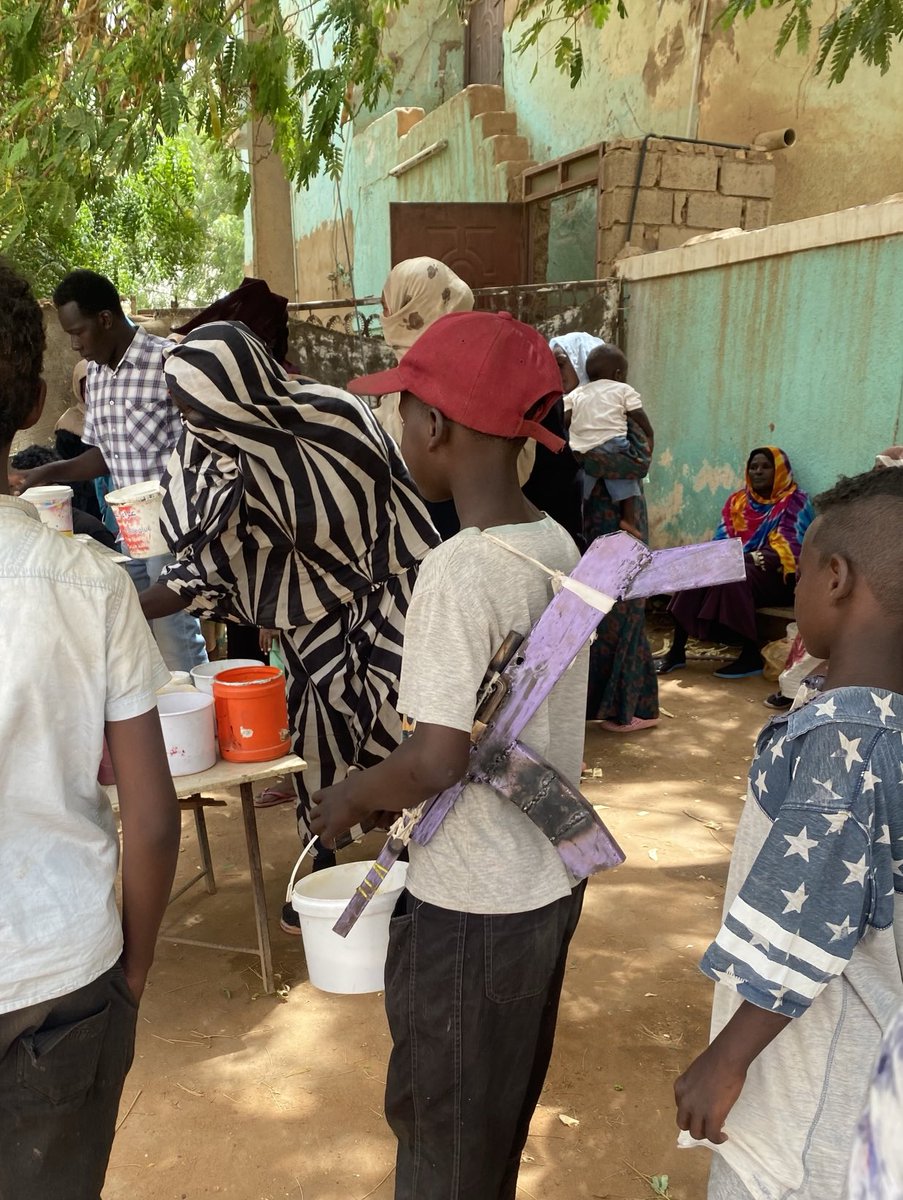 A soup kitchen in #Omdurman. Looting, displacement and the failure of the international aid system have left Sudanese dependent on each other - amazing volunteers are keeping fellow citizens alive. #eyesonsudan more ⁦@Channel4News⁩ tonight