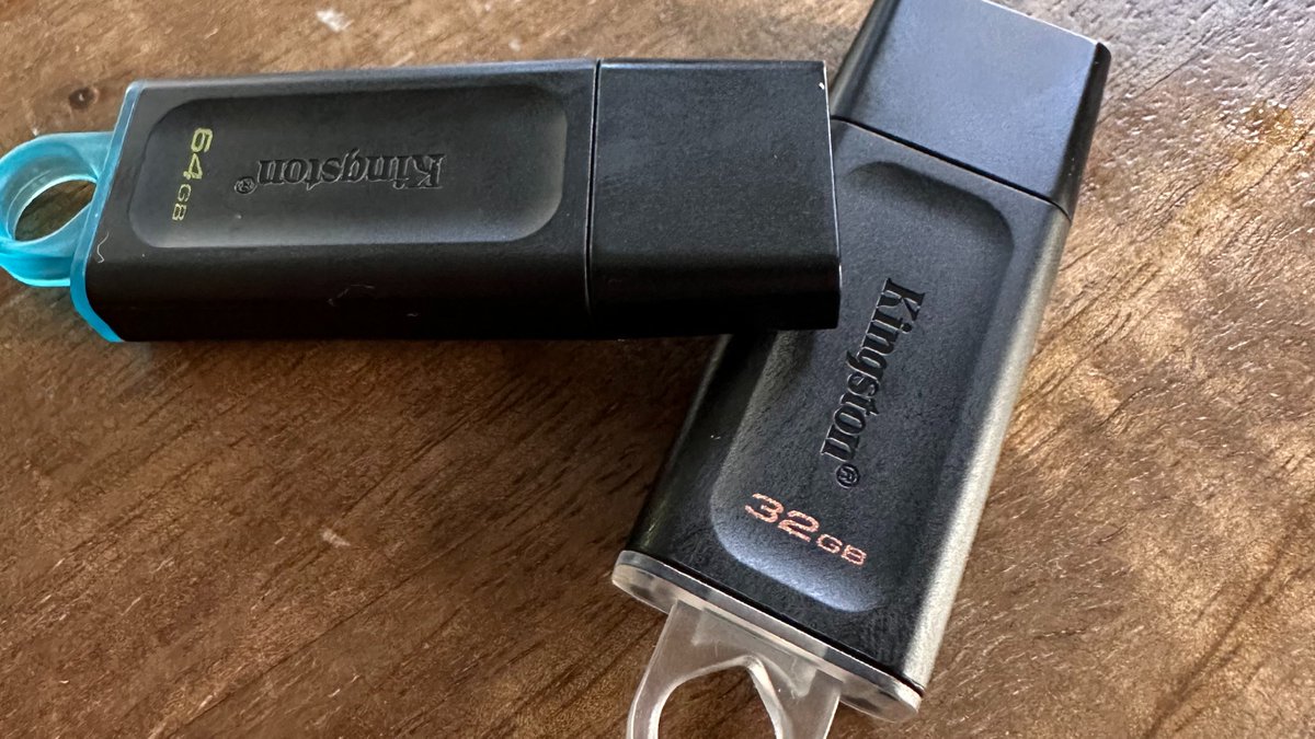 Das Finanzministerium hat mir heute auf diesen beiden USB-Sticks die COFAG-Zahlungen an Betriebe unter 10.000 Euro übermittelt.

Damit sind nun alle COVID-bezogenen Förderungen an GmbHs und AGs bis auf den letzten Cent durch Behörden veröffentlicht.