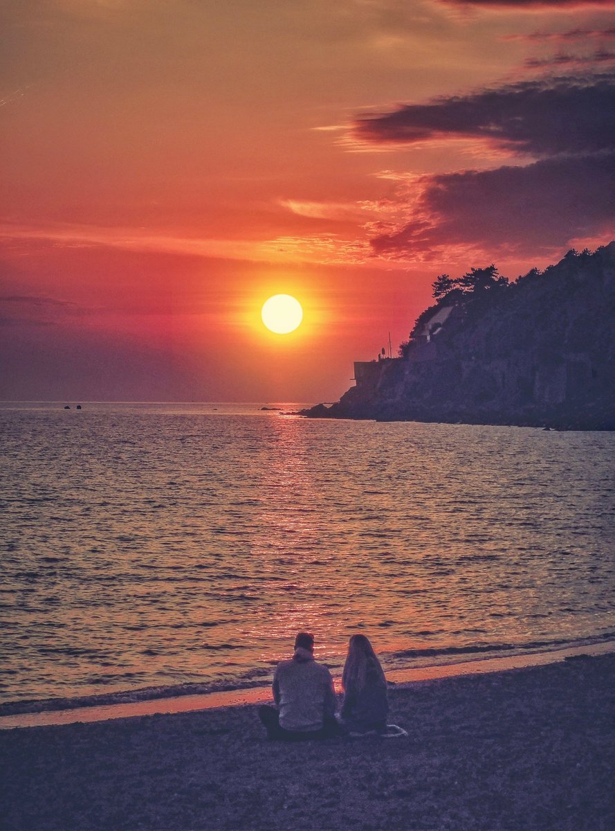 'Sunset Romance', side of the Great Orme taken from West Shore beach, Llandudno 🌅👫 @Ruth_ITV @DerekTheWeather @ItsYourWales @BBCWalesNews @BangorWalesNews @ITVWales @visitwales @northwalesmag @nationaltrust @NTCymru_ @metoffice @S4Ctywydd #Llandudno @cadwcymru #ThePhotoHour