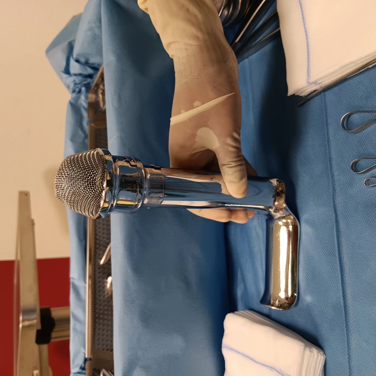 Ce qui ressemble à la première vue à un microphone est en réalité un instrument chirurgical de la gynécologie permettant de collecter du matériel de la cavité de l'uterus, par exemple pendant une curetage. L'instrument correspond à la feuille arrière d'un spéculum vaginal. Je