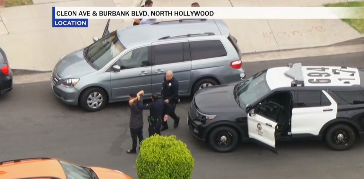SfvScanner's tweet image. #LAPD #devonshire making an arrest now at Burbank and Cleon after Media followed suspected narcotics suspects for miles