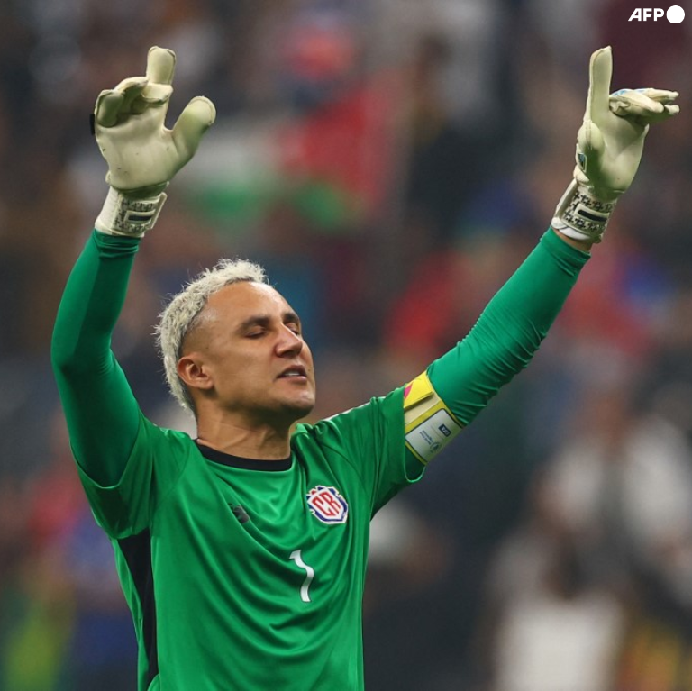 DÍA TRISTE PARA EL FÚTBOL MUNDIAL. Con 37 años de edad, Keylor Navas anunció su retiro oficial de la Selección de Costa Rica. El guardián centroamericano disputó 114 partidos con el combinado tico, participó en 3 Mundiales (Brasil 2014, Rusia 2018 y Qatar 2022), estuvo en 4