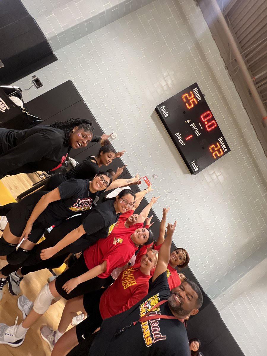 sam_patrickk's tweet image. Teacher vs Volleyball game &amp;amp; of course we had to show them who was better 😂 We sure will miss these amazing girls! @athletics_mead @MeadMS_AISD @MrLara9