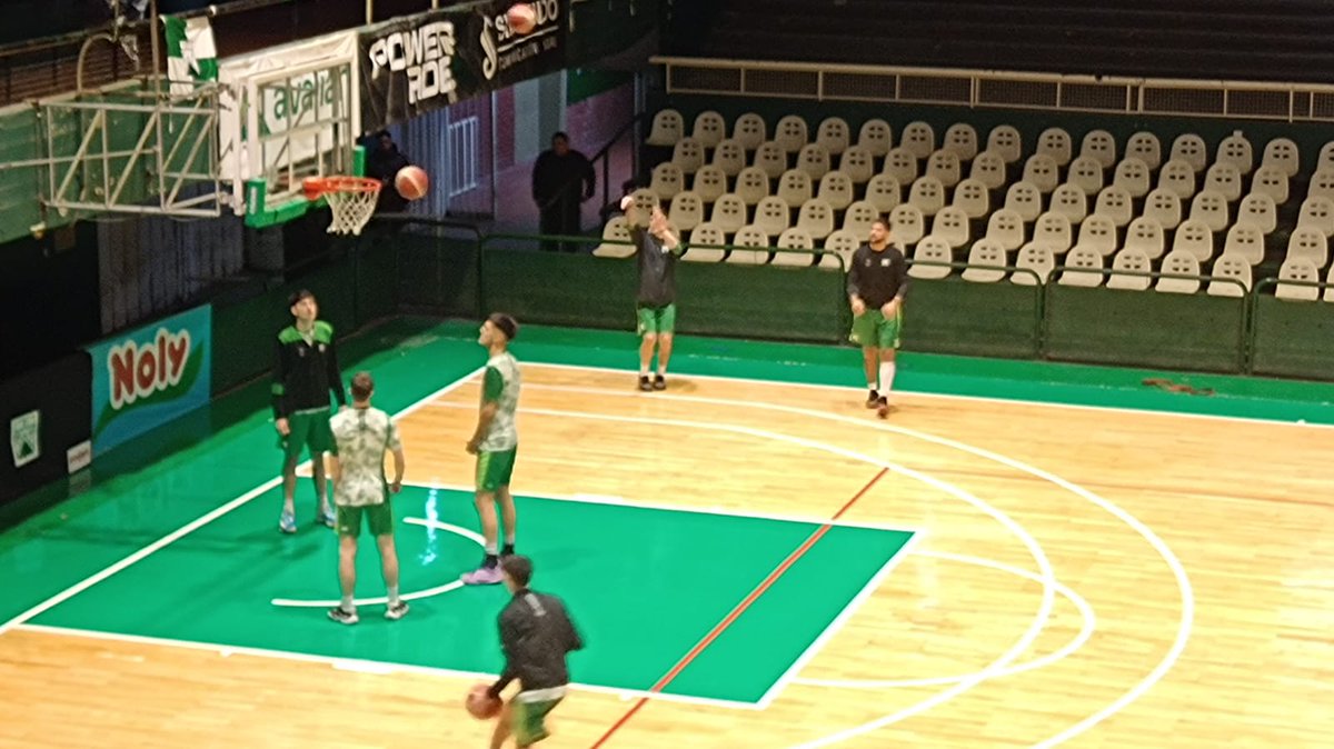 #Basquet 🏀 Ya estamos en el Etchart! Desde las 20 hs. #Ferro recibe a #SanLorenzo en su 38° Partido de la @LigaNacional y se juega la clasificación a los Playoffs!
#VamosVerde! 💚🚂