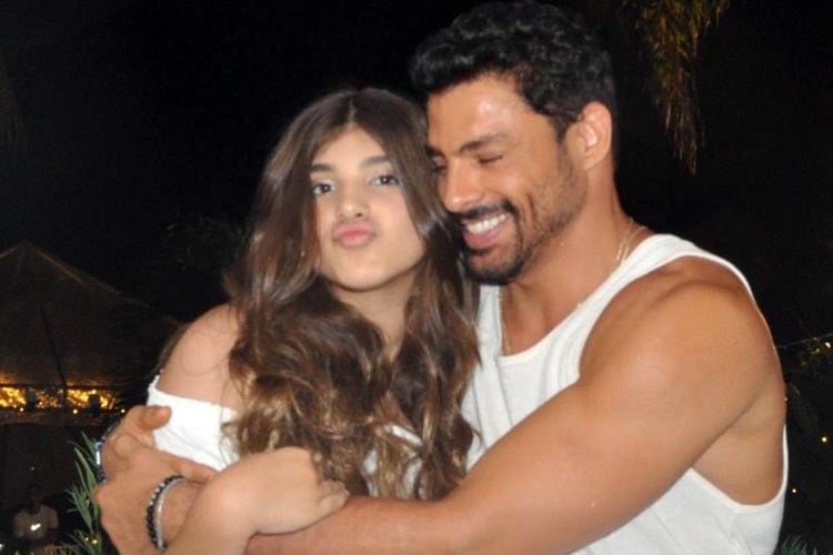 areavip's tweet photo. Cauã Reymond faz grande #Surpresa para Sofia, sua filha com Grazi Massafera: "Muito amor" 
LEIA 👉https://t.co/6Xukiv8Jjf
.
A menina está completando mais um ano de vida nesta data. Ela também ganhou uma declaração fofa da ... #Aniversário #CauãReymond #DESTAQUE #SofiaMassafera https://t.co/SOyYnt8OtM