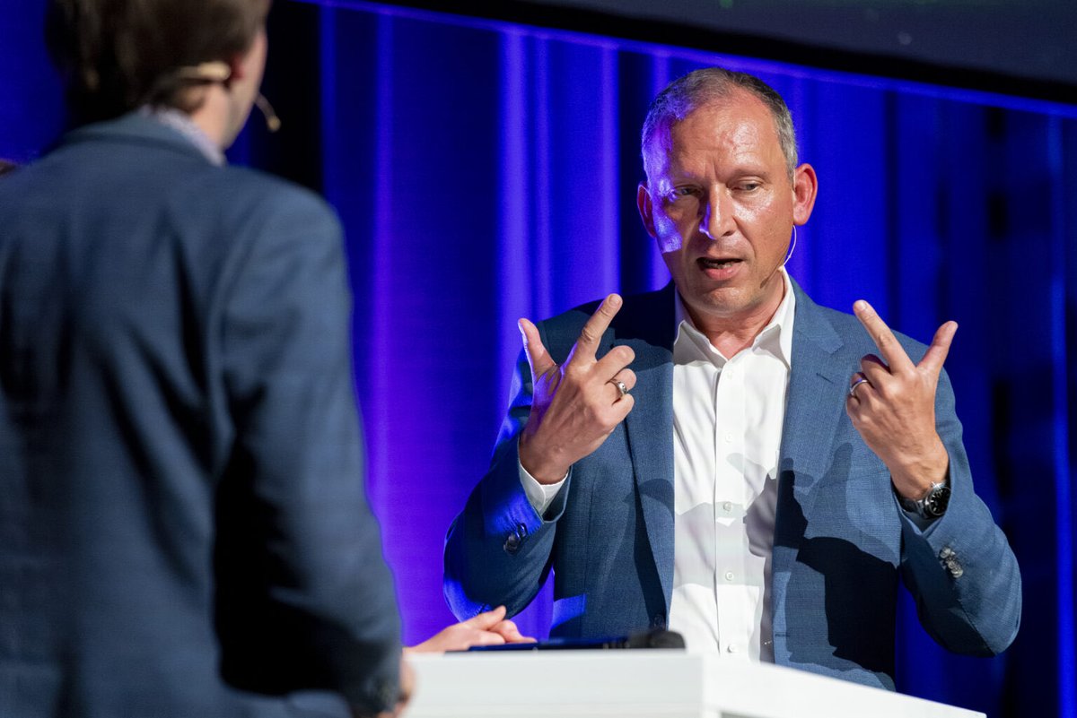 Fun event yesterday at the city of Thun, where I went to Highschool (Gymnasium). The format was to answer 100 questions collected from the audience. 

One of them seems to have been how to count to two - on both hands … 😂

Pics by Patrick Liechti and Daniel Roth