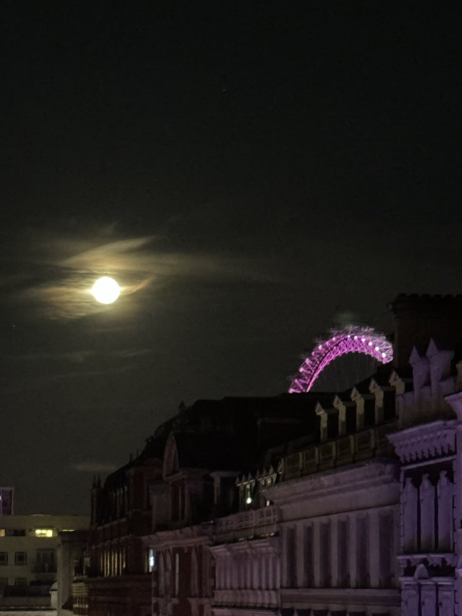 #londondiaries #moon #beautiful #night #goodvibes Moonlit night in London………