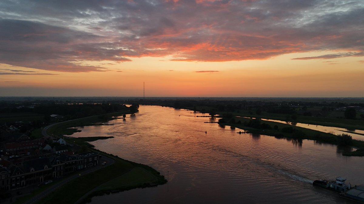 Een mooie avond in Ameide. Windstil en een mooie #zonsondergang in #Ameide. Gevlogen met #djiminipro4