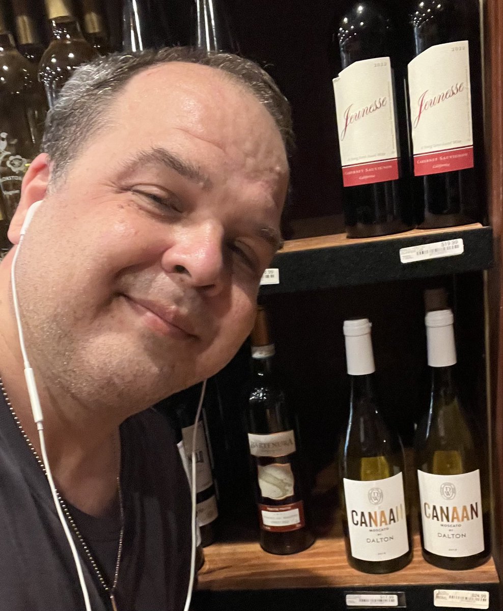 Evenin', tweetniks! Don't look at me sweaty mug; instead, do your eyes a favor & observe me Israeli product of the day - this 2019 Moscato under the Canaan by Dalton label. To channel the Flintstones song: We'll have a Galilee old time!