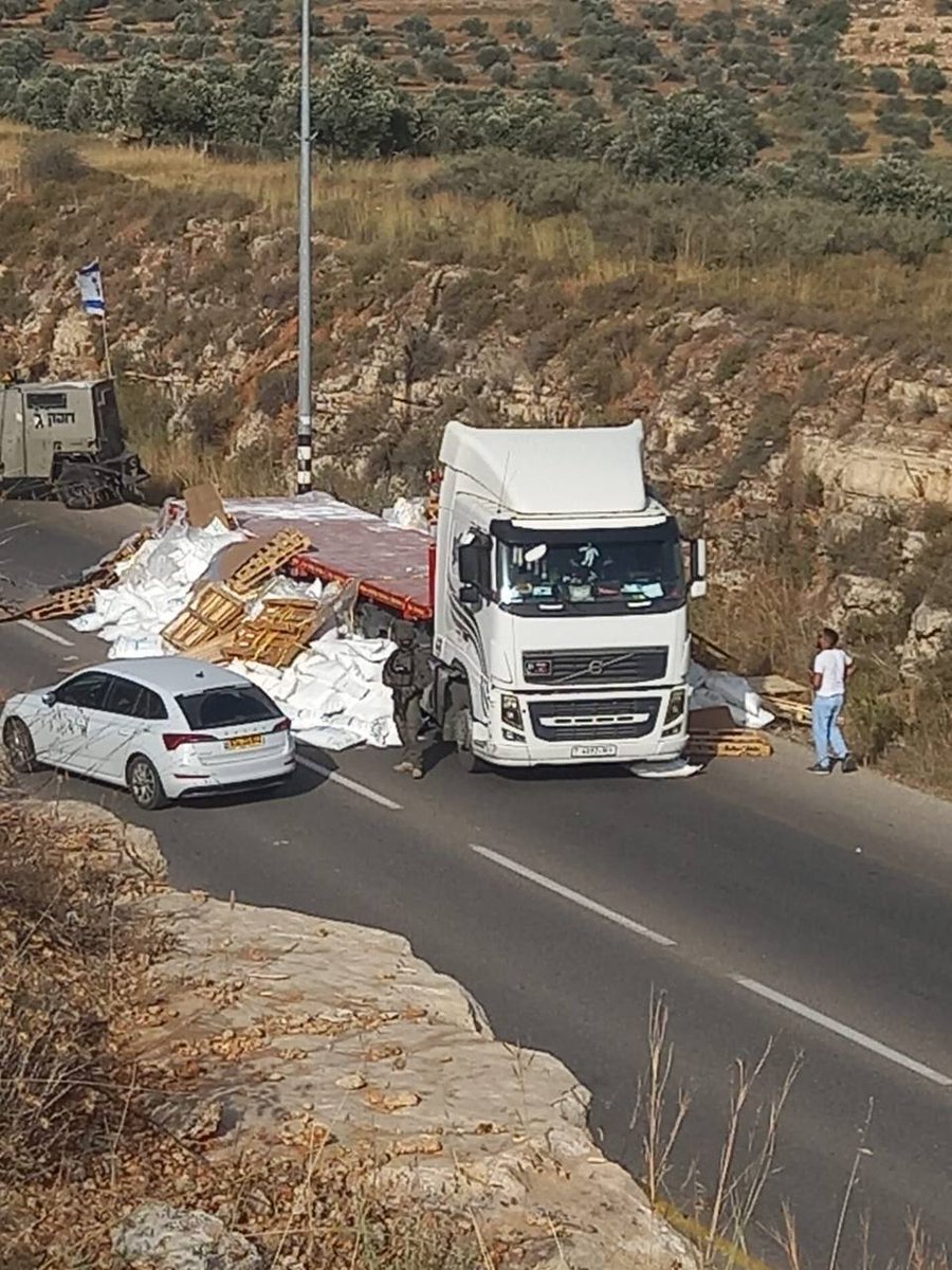 Israeli settlers stopped a truck with humanitarian aid and destroyed it in order to prevent it from entering Gaza.
