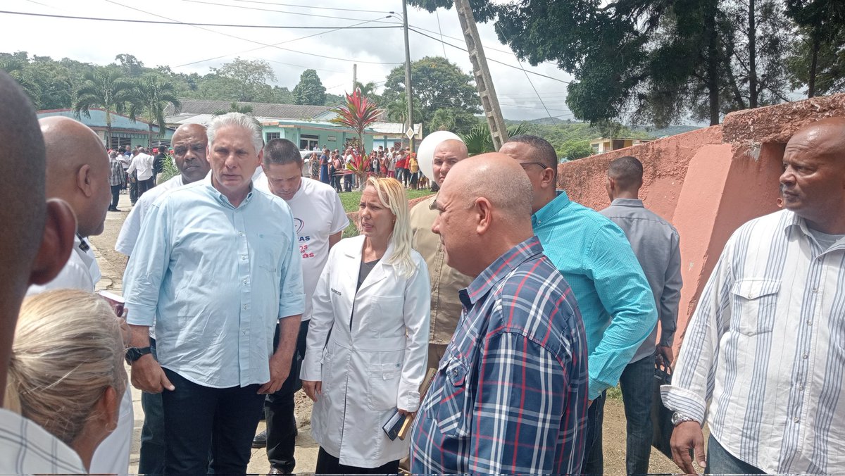 Los trabajadores del policlínico docente comunitario Fausto Favier Favier en Yateras, explicaron a los dirigentes que ofrecen servicios de emergencia,  urgencias, cuerpo de guardia, laboratorio. Actualmente  están en proceso de inversión para  incorporar otras prestaciones.
#Cuba