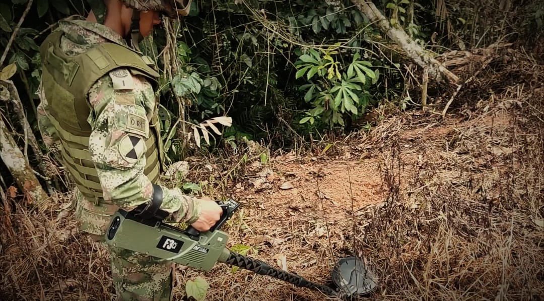 En el sur de #Bolívar se desplegaron 10 grupos EXDE de @COL_EJERCITO con la misión de neutralizar cualquier amenaza con artefactos explosivos improvisados y adelantar tareas de desminado militar. #ProtegemosLaVida ¡Seguimos avanzando en el sur de Bolívar!