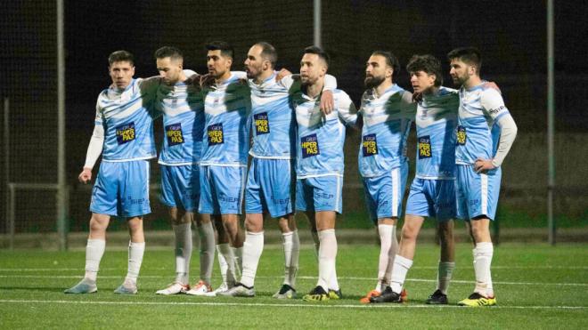 eldesmarque's tweet photo. ¿Imaginas clasificarte para una competición europea con una sola victoria en 2024? Este es el curioso caso de un equipo andorrano, que está a un partido de conseguir una gesta futbolística. Dirigido por un técnico español, Xavi Carmona, el Pas de la Casa se juega un billete para Europa en la final de la Copa Constitució, el torneo del K.O. de Andorra. Se medirá a la Unión Esportiva Santa Coloma con el sorprendente balance de un solo triunfo en lo que llevamos de año. Pese a eso, han conseguido mantener la categoría y ahora quieren ponerle el broche a la temporada.

😮 ¿Lograrán estar en la próxima edición de la Conference League?

🔗 https://t.co/Q53LfPa0Jw 🔗