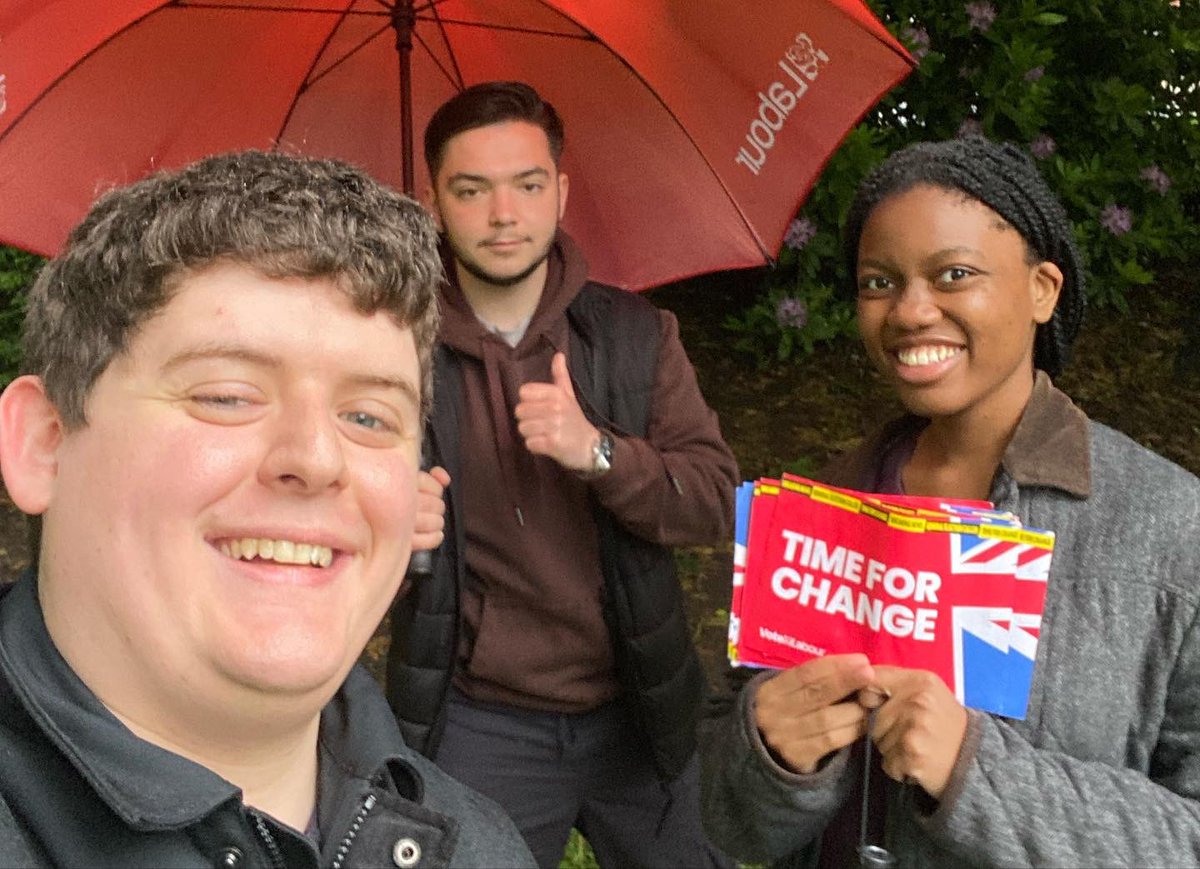 hmnyounglabour's tweet photo. Things can only get wetter 🌹☔️ https://t.co/Ccrhcq9xk2