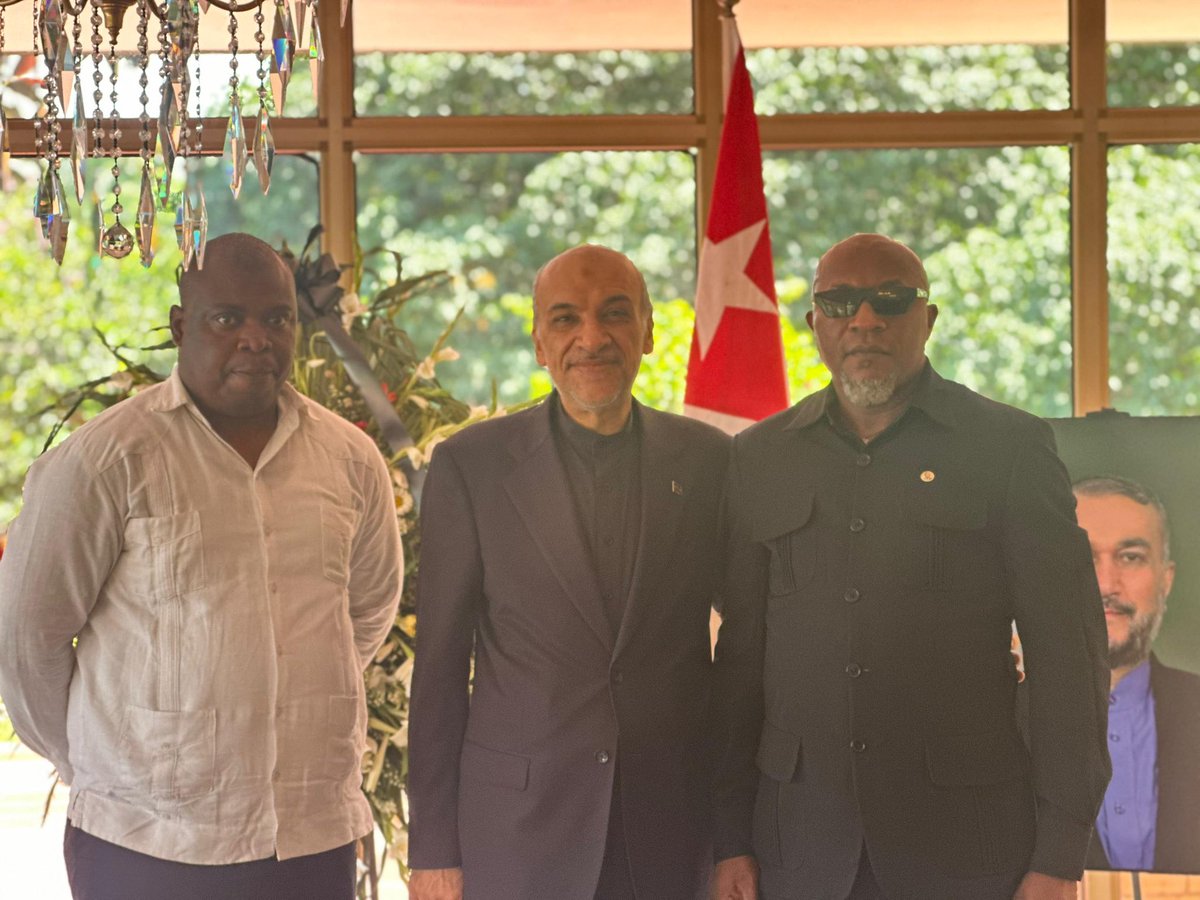 IraninCuba's tweet photo. Presencia del embajador de #República de #Guinea #Ecuatorial para firmar el libro de condolencias en la residencia de la República Islámica de Irán en La Habana
حضور سفیر #گینه #استوایی جهت امضای دفتر یادبود در محل رزیدانس جمهوری اسلامی ایران در هاوانا https://t.co/Oiu7NBkuNJ