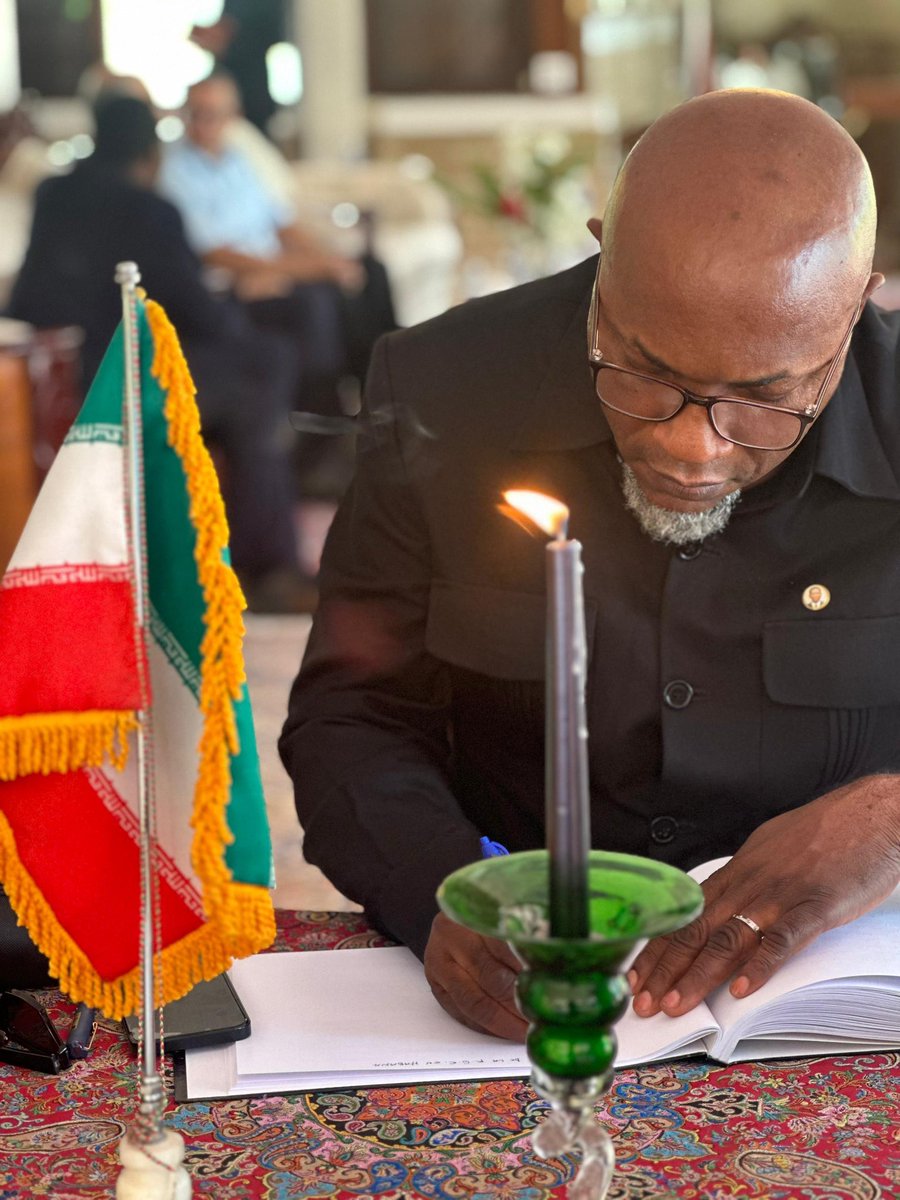 IraninCuba's tweet photo. Presencia del embajador de #República de #Guinea #Ecuatorial para firmar el libro de condolencias en la residencia de la República Islámica de Irán en La Habana
حضور سفیر #گینه #استوایی جهت امضای دفتر یادبود در محل رزیدانس جمهوری اسلامی ایران در هاوانا https://t.co/Oiu7NBkuNJ