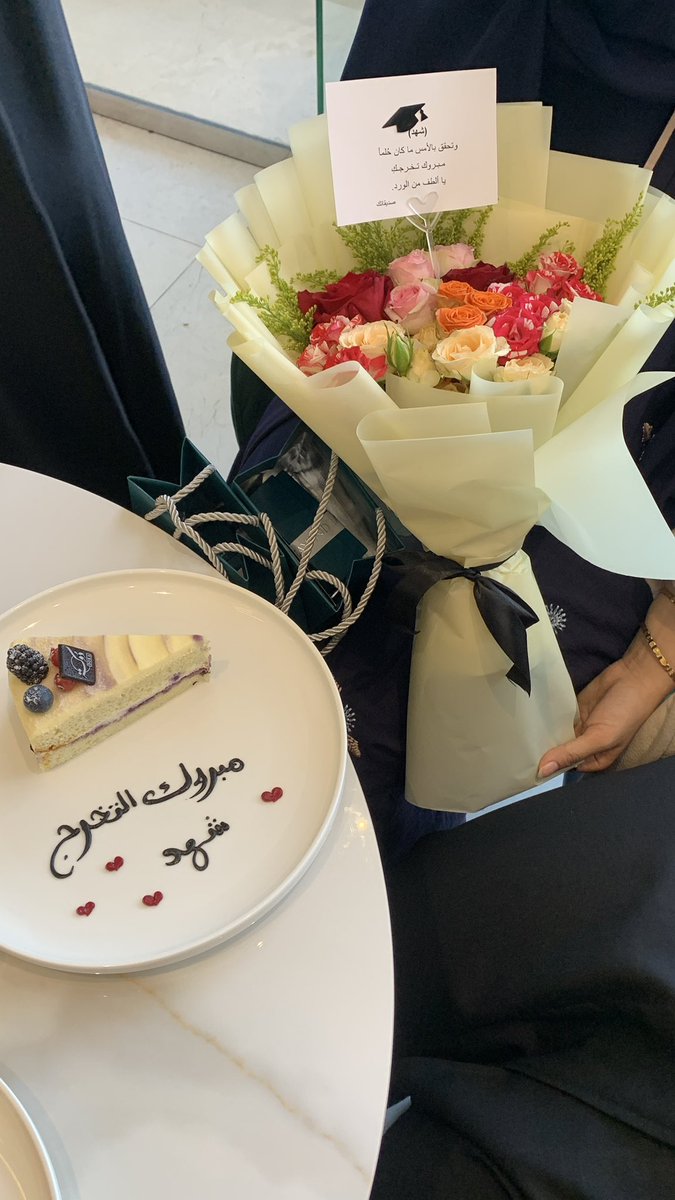 clo_40d's tweet photo. شهد و امجادي اجمل خريجات 😭🎓💕 https://t.co/f1vCMQjCPE