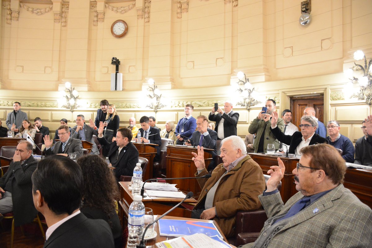 SenadoSantaFe's tweet photo. 👏 El Senado declaró ciudades a Helvecia y Alvear y la provincia suma tres nuevos municipios

👉 Se agrega Villa Minetti, que recibió el mismo status en @CamaraDipSF  

✅ También se aprobó la declaración de Emergencia del servicio de agua potable

🔗 https://t.co/7q4Gc6xntg https://t.co/q6lMKVtWCx