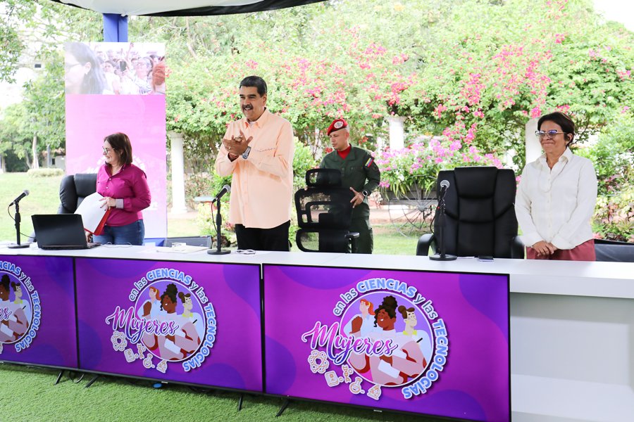 PresidencialVen's tweet photo. #EnVivo 📷| “Un gusto estar junto a ustedes mujeres científicas de la Gran Misión Ciencia, Tecnología e Innovación Dr. Humberto Fernández Morán, bienvenidas a la Casona Cultural Aquiles Nazoa”, expresó el presidente @NicolasMaduro en el encuentro "Mujeres en las Ciencias y las Tecnologías".