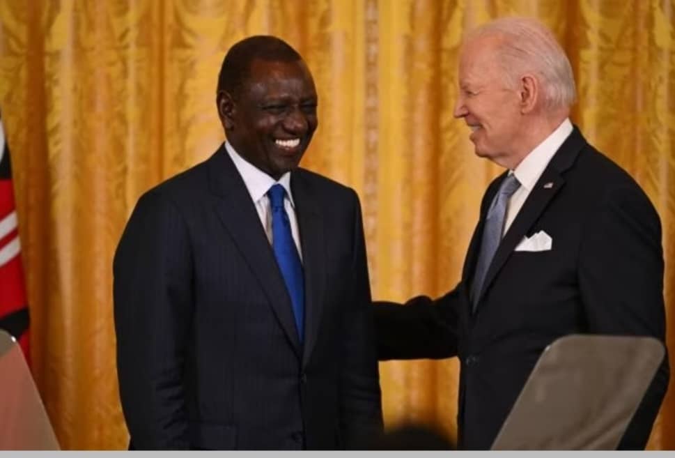 AmeriqueInfo7's tweet photo. Nan yon konferans pou laprès nan tètkole prezidan Baydenn (Biden) ak prezidan Ruto (Routo) bay jodi 23 me 2024 la, Routo deklare gang ki an Ayiti yo se kriminèl, ki pa gen ni nasyonalite, ni relijyon, ni lang. Li di langaj ki genyen pou gang sa yo se pran desizyon serye pou trete ak yo kòm gang. Yon deklarasyon konsa ka pa fè ni Lesli Voltè (Lesly Voltaire) ni Jeral Jil (Gérald Gilles) plezi. Sitou pou Lesli ki te di fòs la pa p vinn atake gang, pandan Jeral jil li menm li te di li pa menm vle rele mesye yo gang, paske yo se viktim yo ye. @AmeriqueInfo7