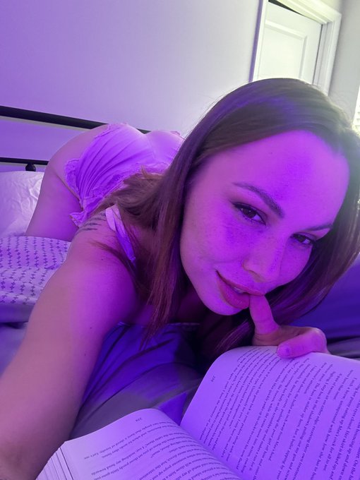 Reading dirty books while DMing you on my FREE page ? https://t.co/7aAzEDfTDS https://t.co/XSqUuYkvR