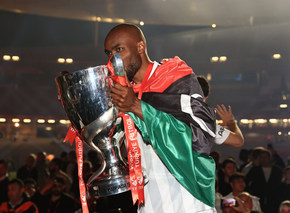 Besiktas's tweet photo. Son dakikada kupayı getirdi.  😘🏆

𝑨𝒍 𝑴𝒖𝒔𝒓𝒂𝒕𝒊  🌟

#ŞAMP11YON https://t.co/DAgCbLkkfQ