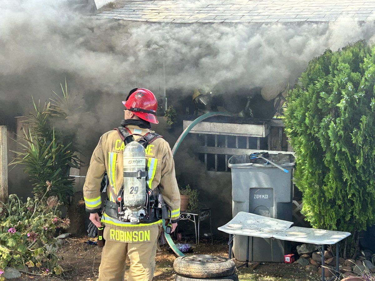 CALFIRE_ButteCo's tweet photo. Firefighters are at scene of a fullyfully involved residential structure fire in the area of Oro Dam Blvd. West and 10th St. in Thermalito. #DamFire https://t.co/y2qSxy4P1H